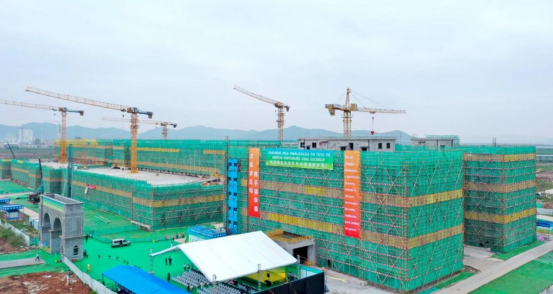 拉美(中国)综合保税物流枢纽项目葡语系综合办公楼，正式封顶!